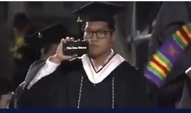 一学生在宾夕法尼亚大学毕业典礼上