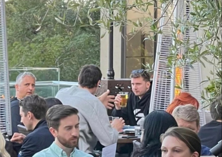 惬意~记者拍到东契奇和博班、助教科科什科夫在湾区喝啤酒