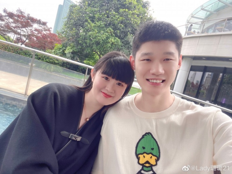 状态不错！胡金秋妻子晒出两人合照：二人世界