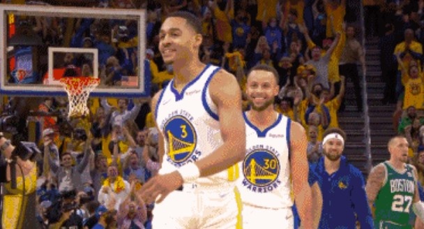 克6发推：库里像个大哥一样看着普尔一通操作哈哈哈 NBA官方转发
