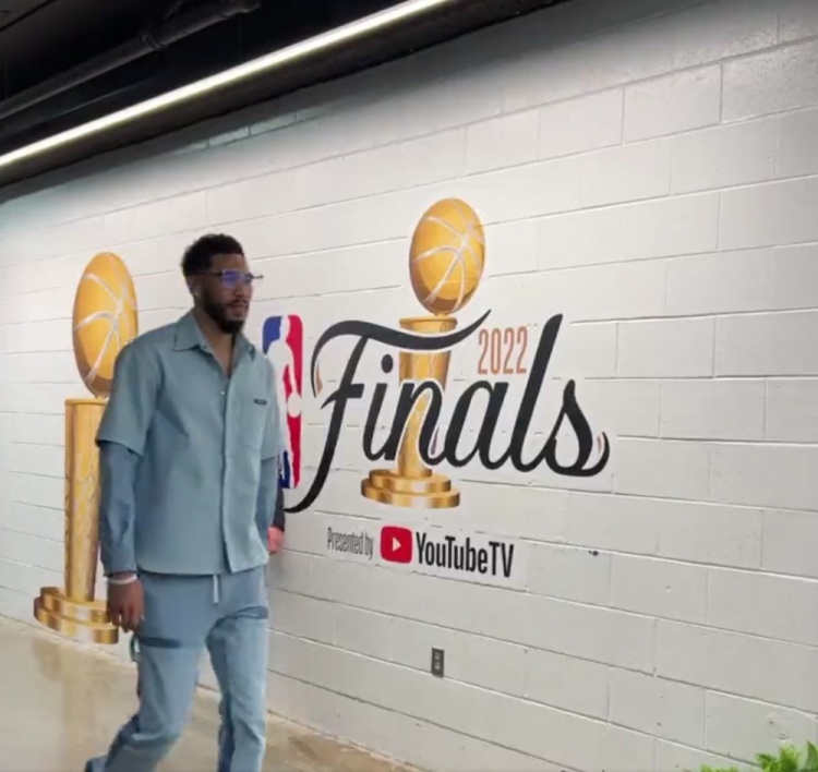 NBA官方晒勇士凯尔特人两队入场：谁的着装最棒？