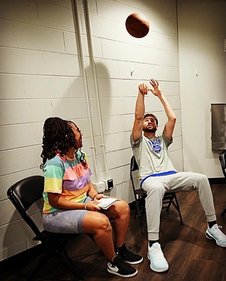 保持手感！克莱接受记者采访时随身带着篮球