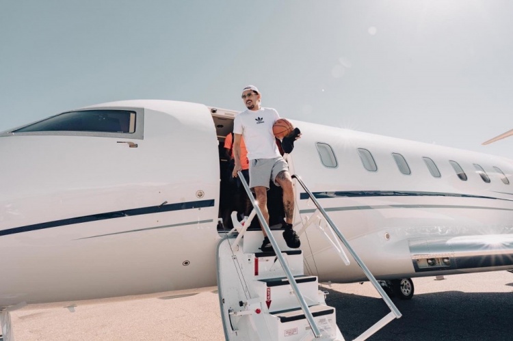 坚持训练！特雷-杨晒照：坐✈️去
