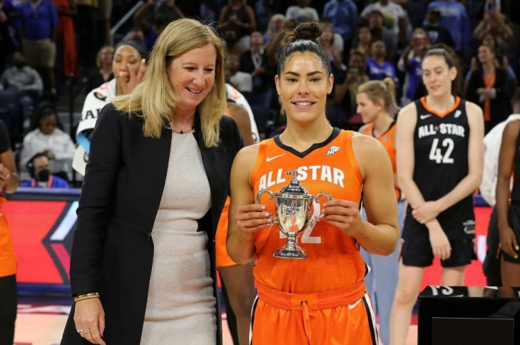 WNBA全明星正赛落幕 MVP奖杯太普通引发球迷热议