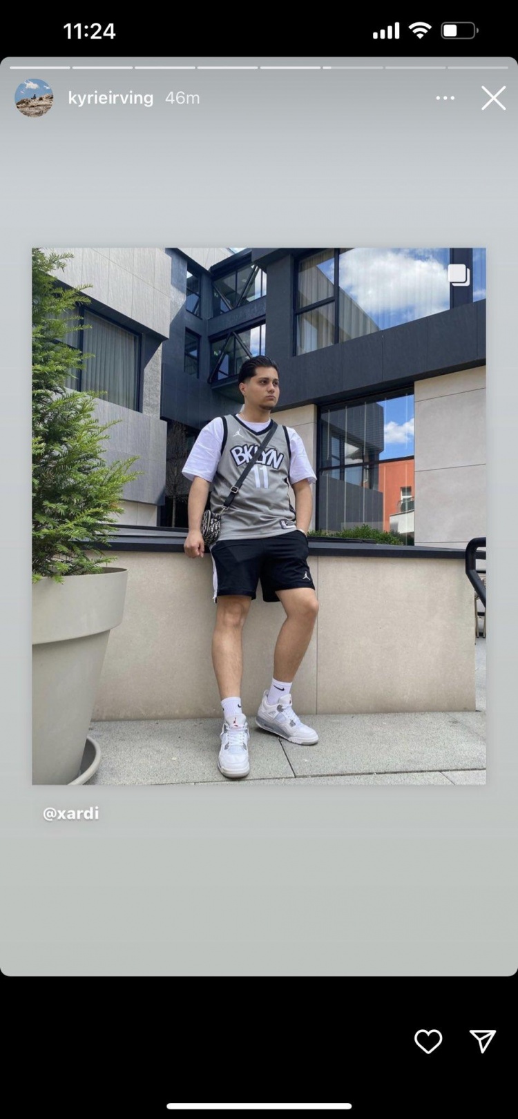 何意？欧文社媒晒出两张球迷身穿其11号篮网球衣的图片