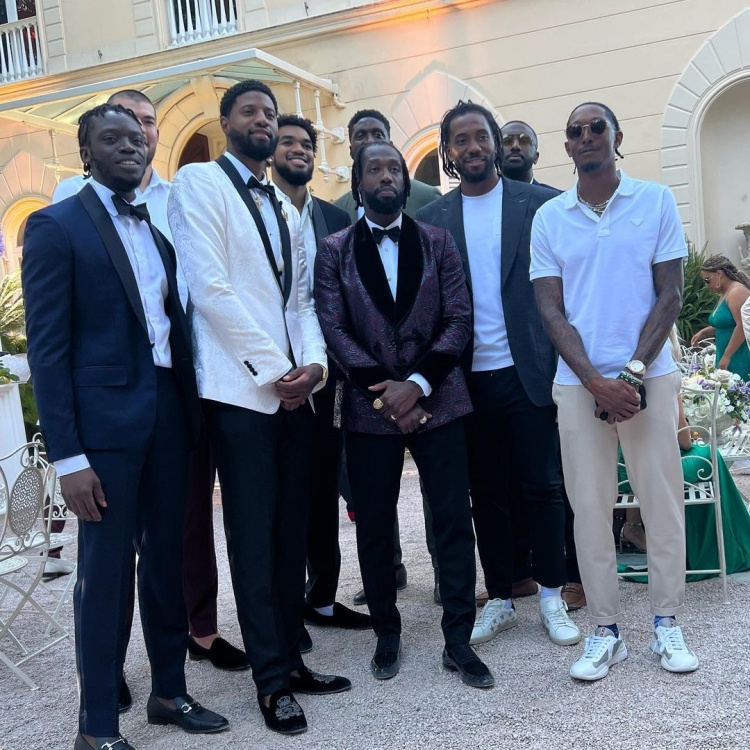 路威晒乔治婚礼上NBA球员合影：贝弗利C位