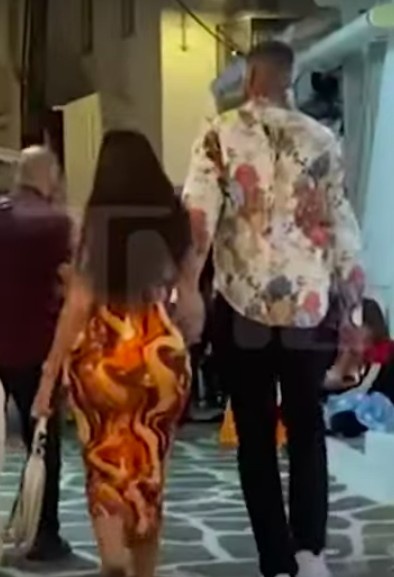 TMZ：TT在希腊从一夜店出来后 与一神秘女子手牵手