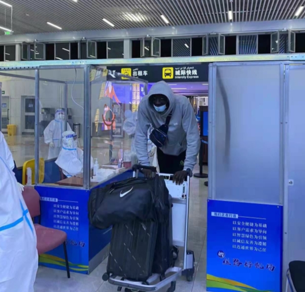 媒体人：新疆大外援法尔已抵达乌鲁木齐机场