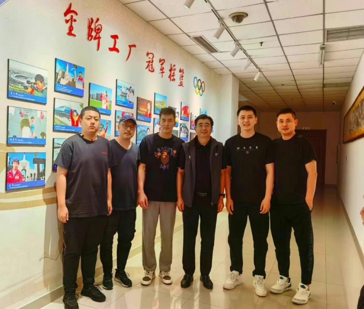 李洪庆晒郭艾伦与杨鸣和辽宁体育局局长大合照：兄弟齐心再夺冠军