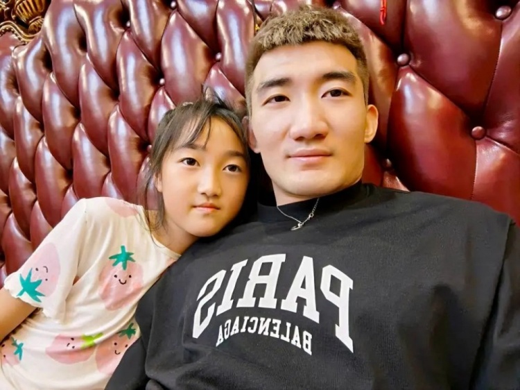 家里的好哥哥！孙铭徽晒与9岁妹妹的合照