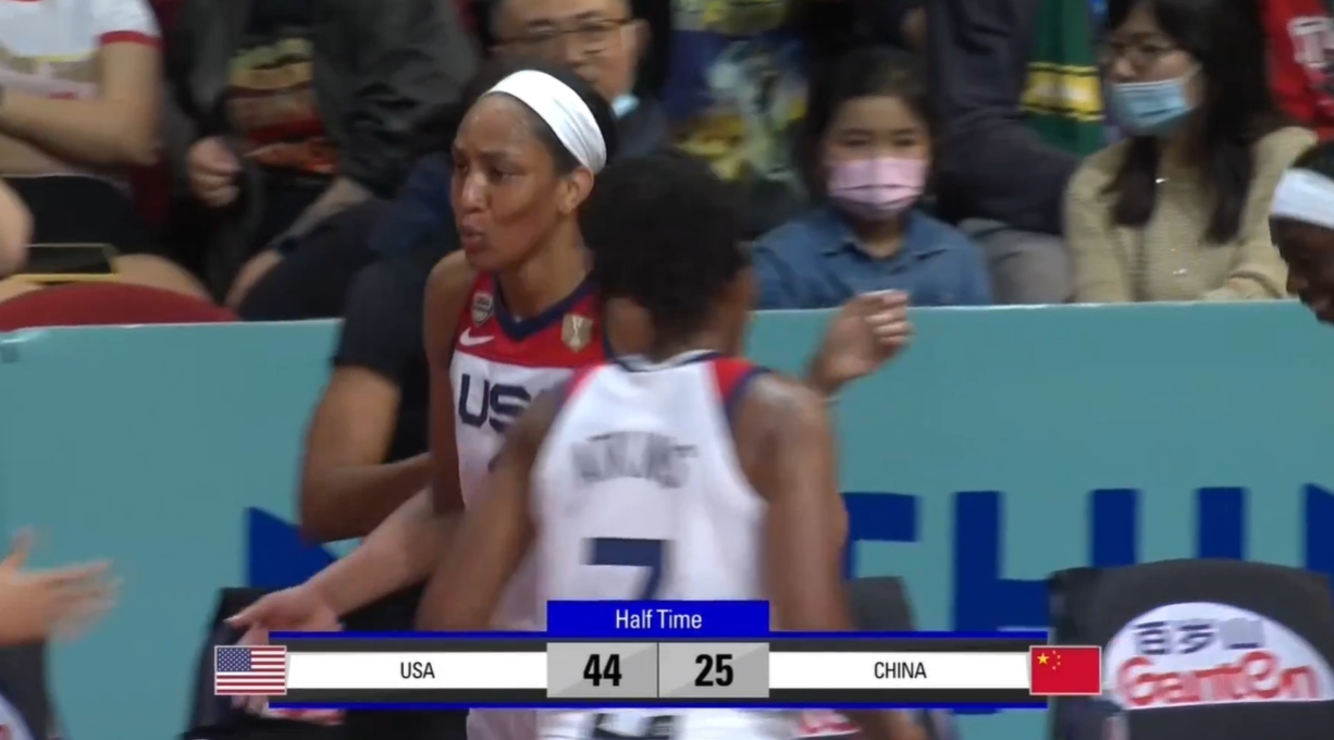 强度略大！女篮世界杯小组赛中国队半场25-44暂时落后美国
