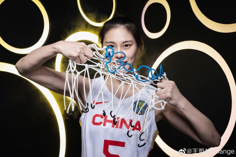 与有荣焉！王哲林发博：王思雨和李梦值得一切的掌声