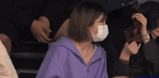 真的热爱！一位老爷爷高举“中国必胜”牌子