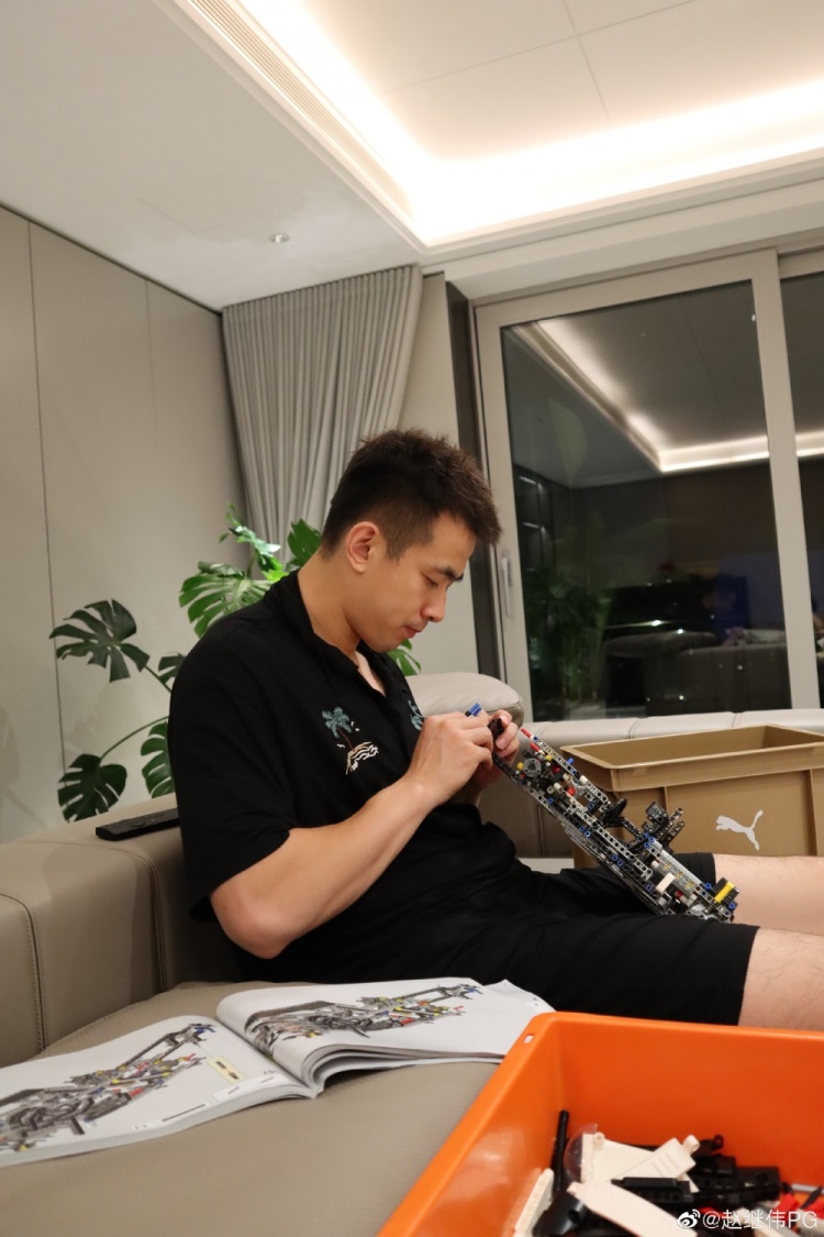 赵继伟吃自制酸奶拼乐高不嫌累 铁粉高诗岩评论：就自己拼啊