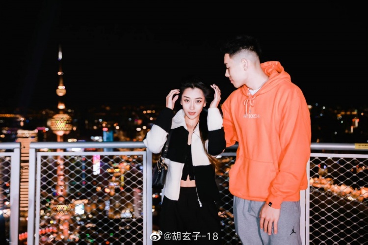 李添荣女友晒恩爱合照：和老公一起两年半了 爱你