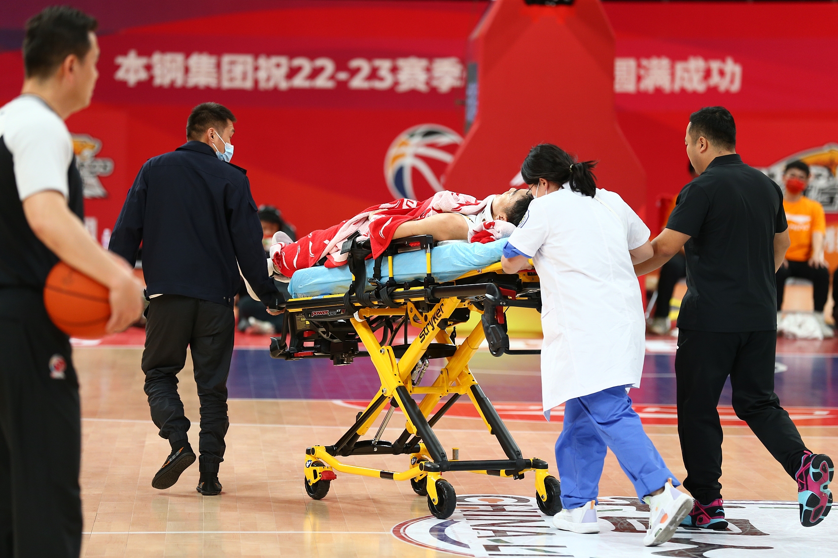 刘雁宇重摔在地 担架车进场&现场球员表情严肃 贝尔单膝跪地祈祷