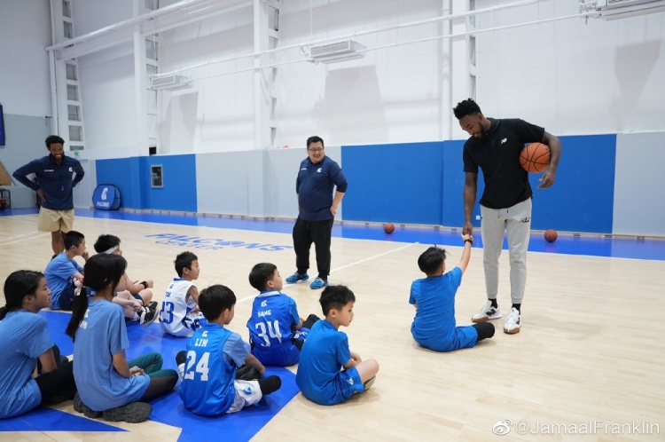 富兰克林晒照参加篮球训练营：渴望用自己的知识帮助下一代孩子