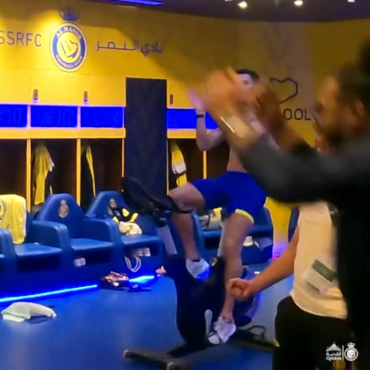 自律！C罗一边踩单车，一边为塔利斯卡双响鼓掌