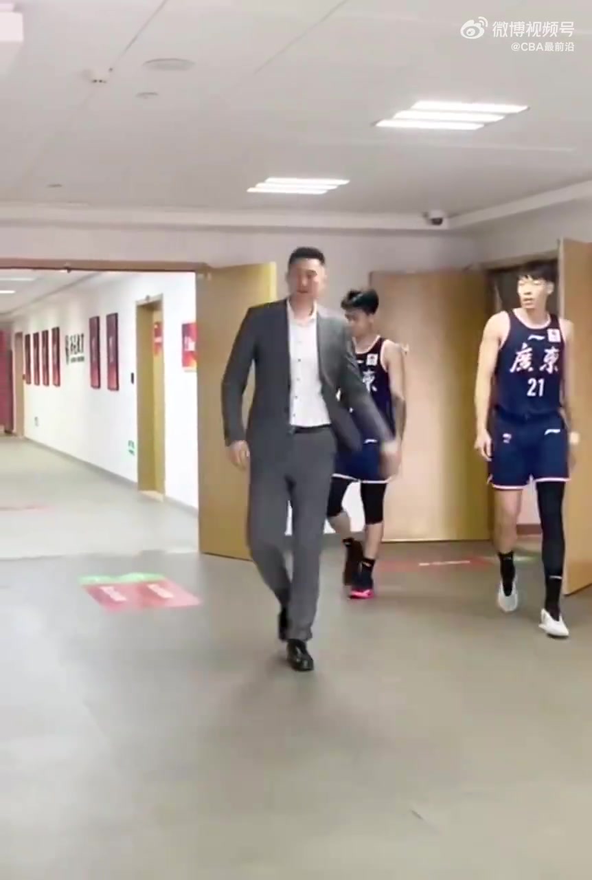 恨铁不成钢！杜锋在球员通道怒拍张昊胳膊 嘴里念念有词