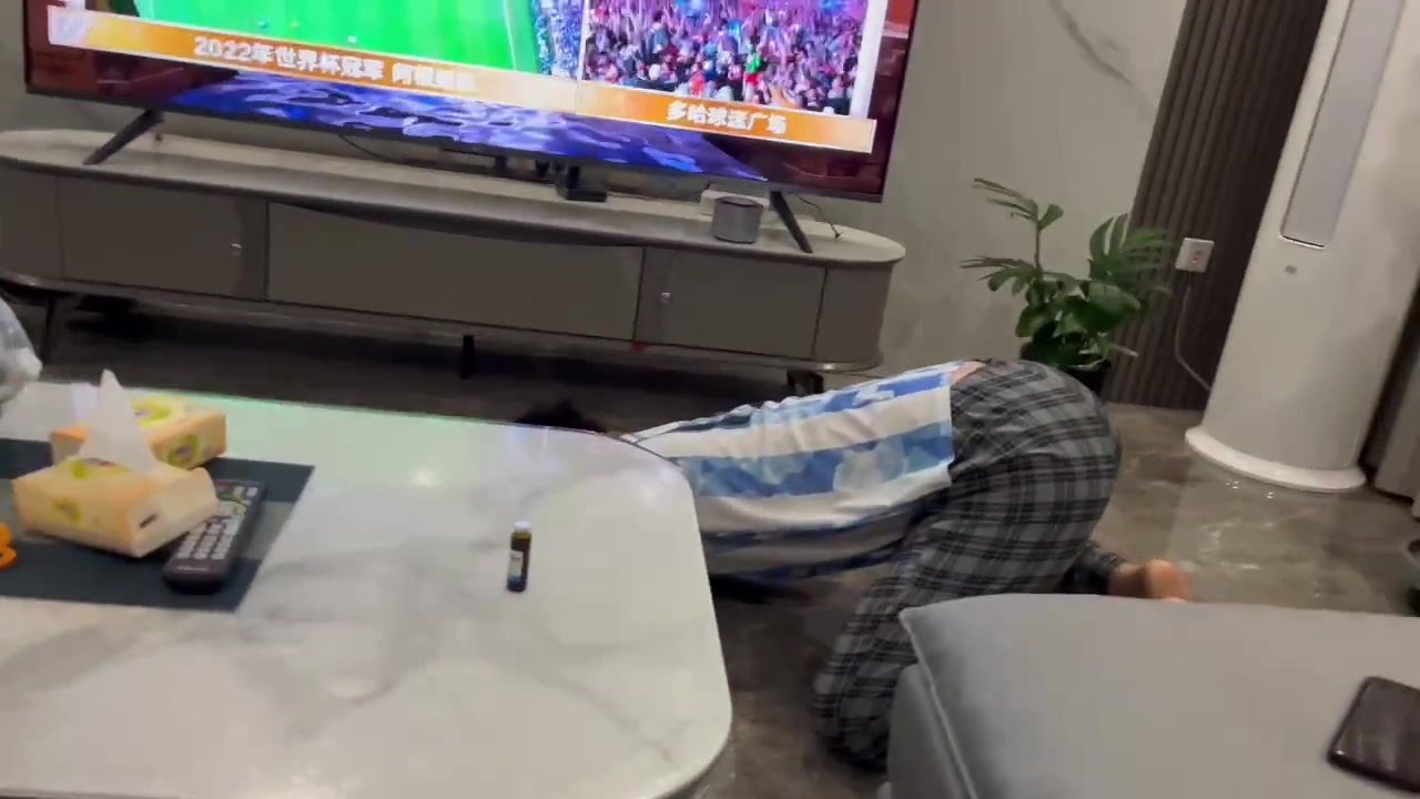 阿根廷夺冠，小伙趴在地板上痛哭流涕，老婆摸头安慰
