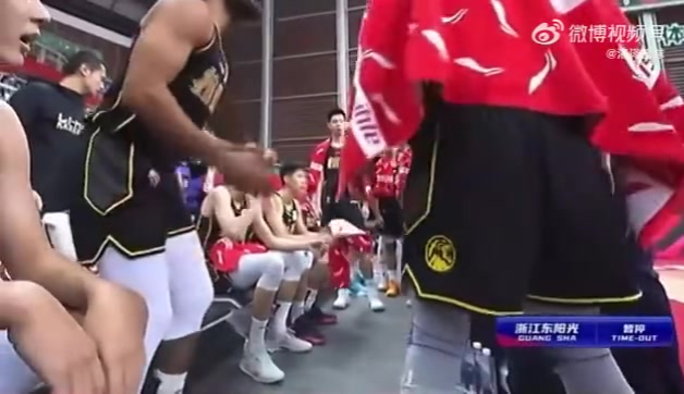 内讧了？？广厦外援库克与主教练王博发生激烈争吵，王博让其闭嘴