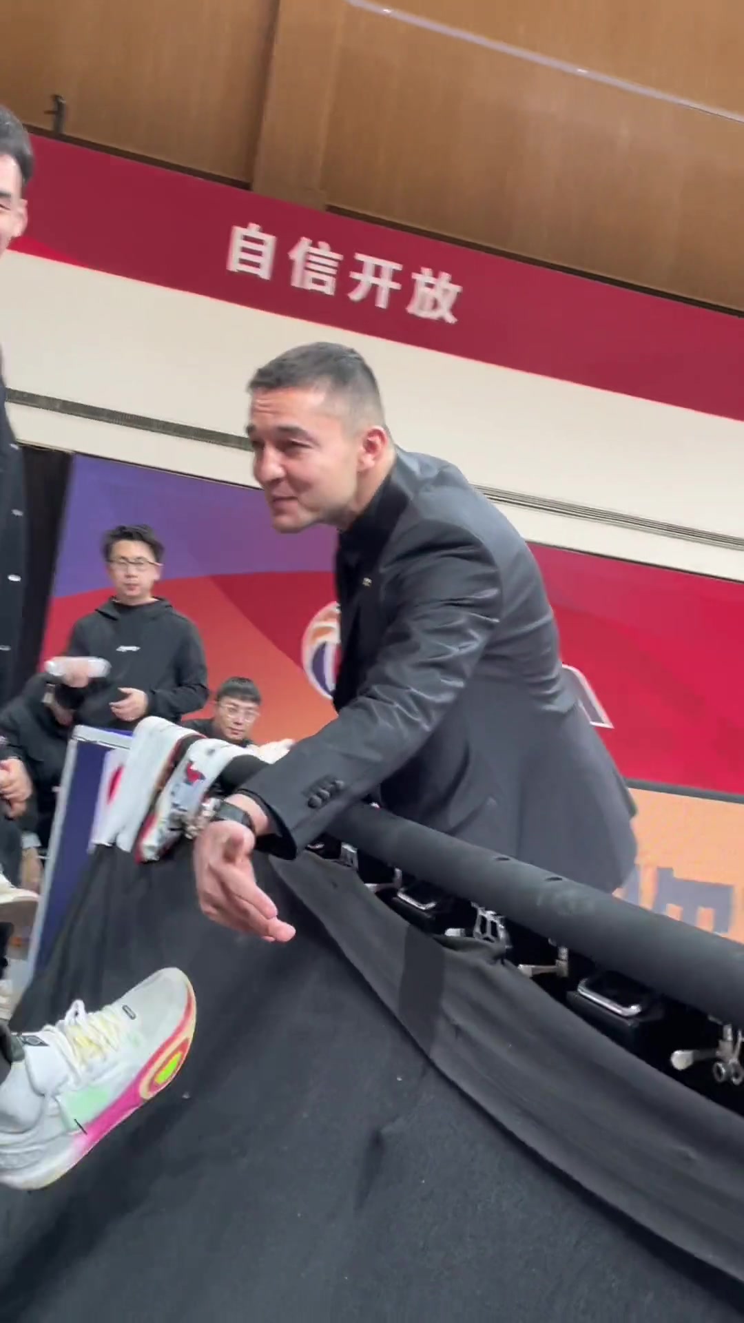 教练兼球员就是赚钱呀！