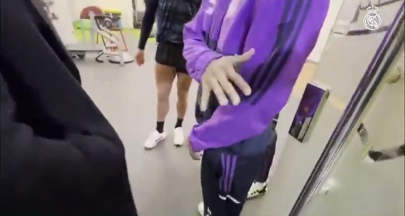 罗德里戈在见到C罗后手忍不住颤抖