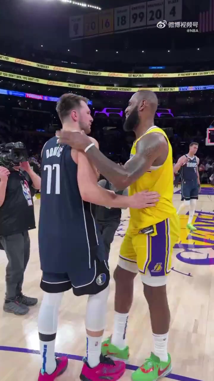 GOAT和年轻的GOAT？詹姆斯和东契奇赛后亲切相拥！