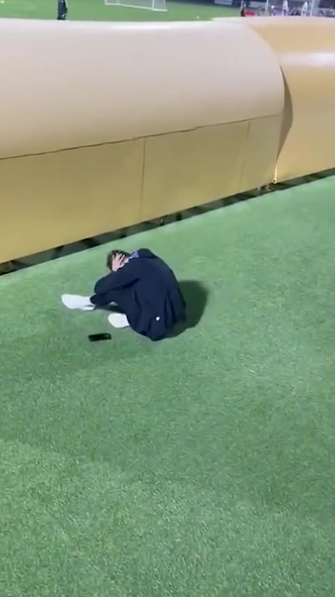 和C罗合影后激动到坐地哭