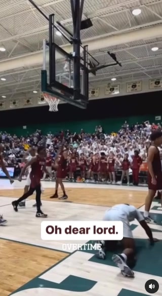残暴！NCAA某大学生残暴双手隔扣翻对手 引场边同学沸腾！