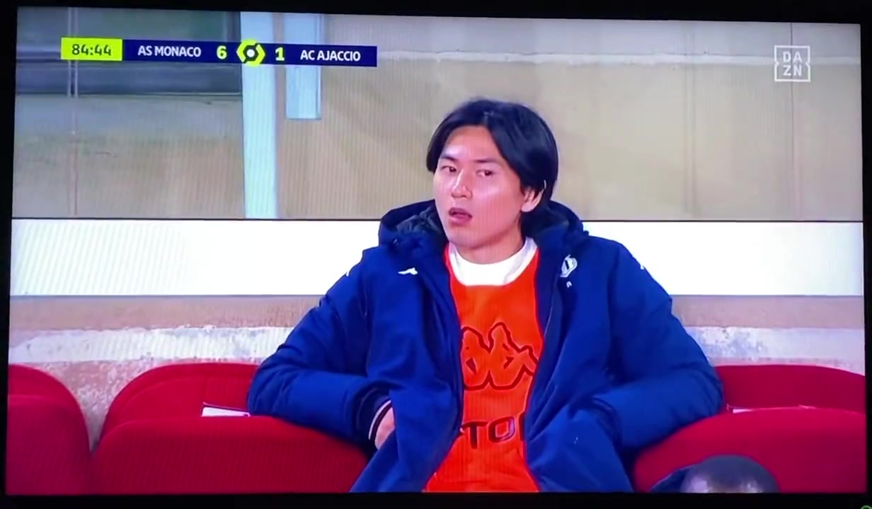 在摩纳哥枯坐板凳的南野拓实