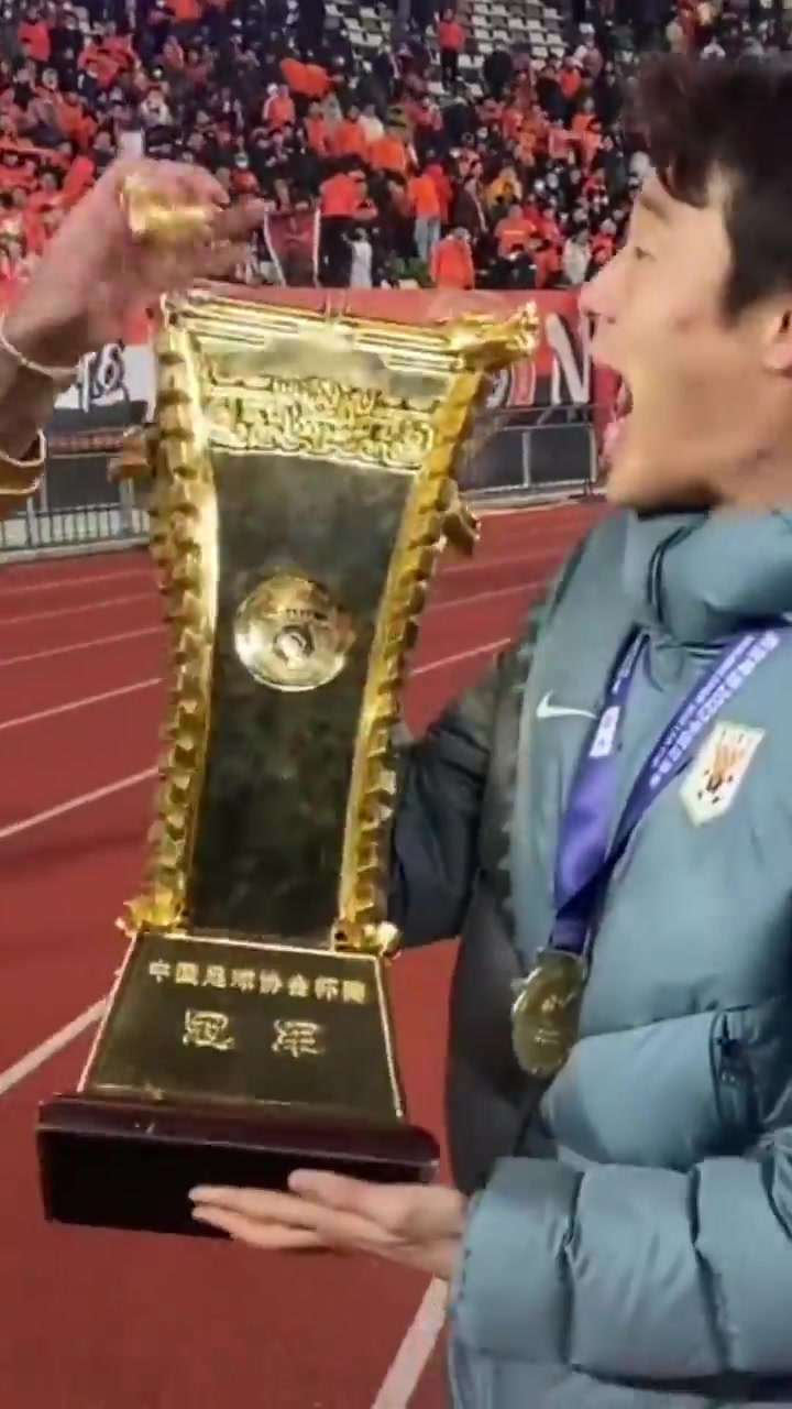 足协杯奖杯裂开了！孙准浩鬼畜大笑