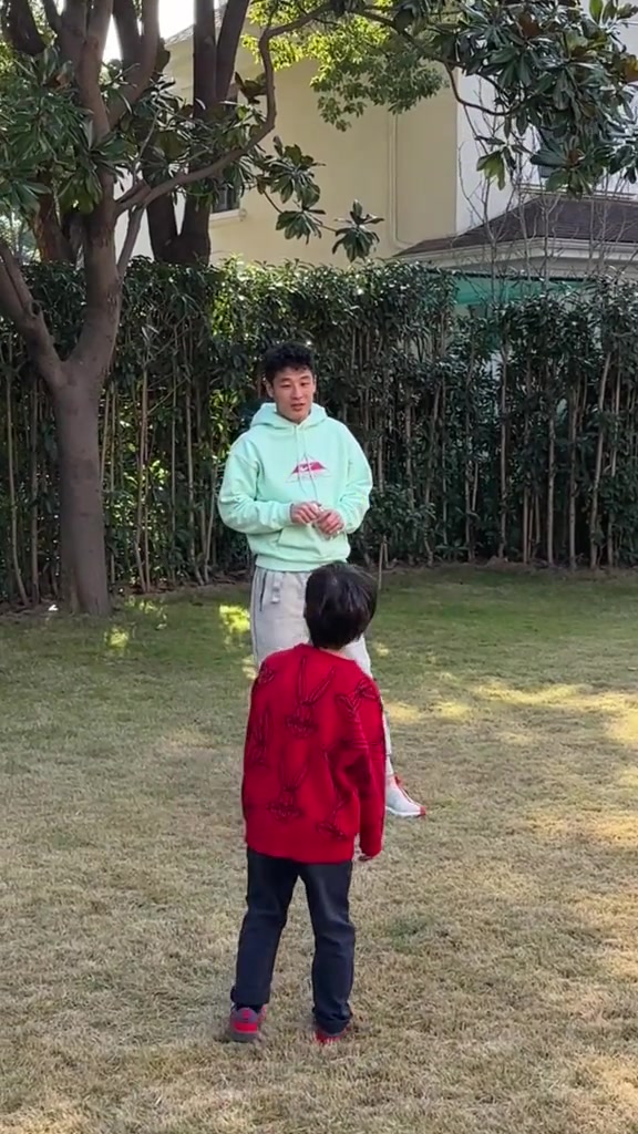 这个可以有！武磊新年第一天与儿女玩足球小游戏