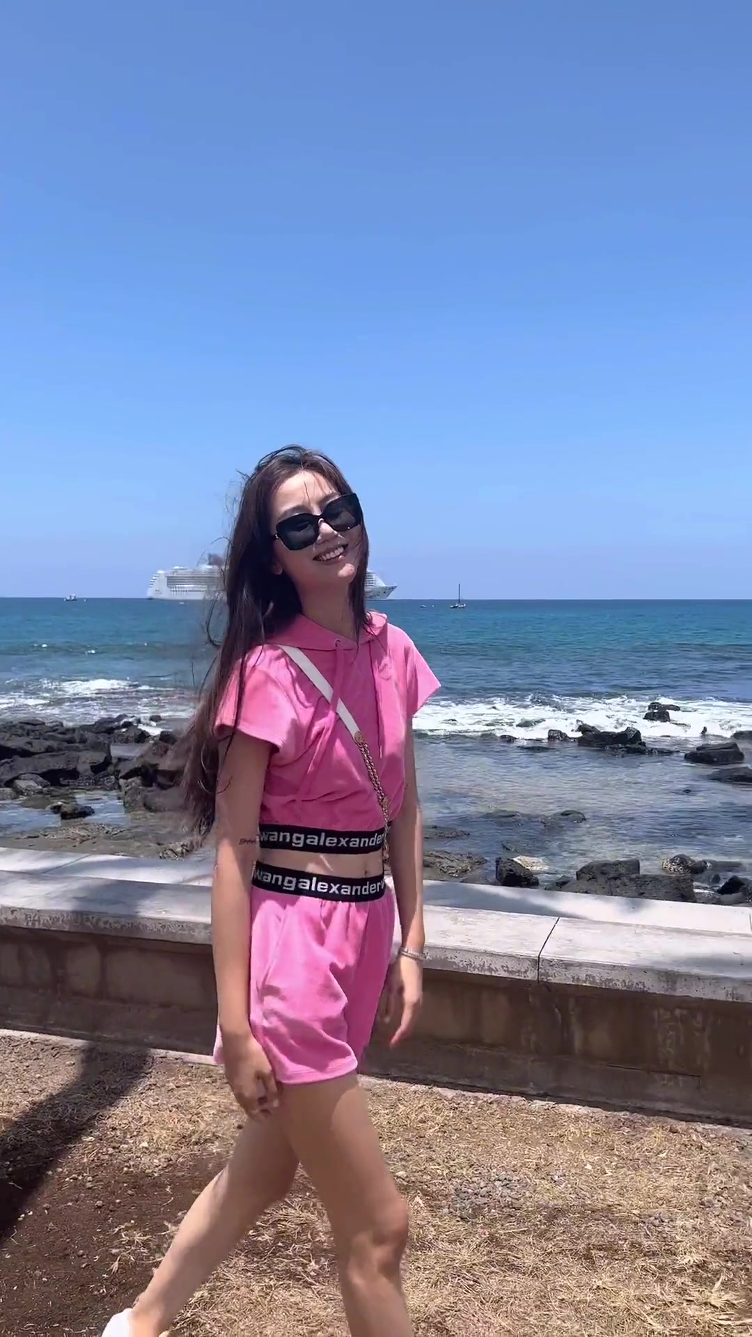 还是美！孙悦前妻陈露一身粉色短裤现身海边游玩
