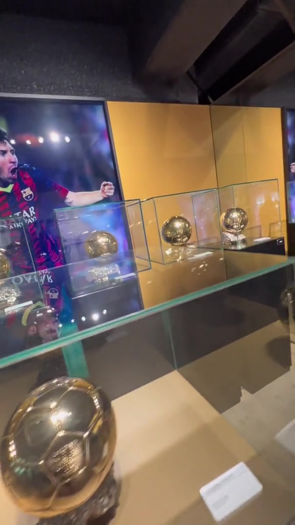 金球奖太多了！巴萨博物馆里梅西的金球展示柜都没办法摆放成一排