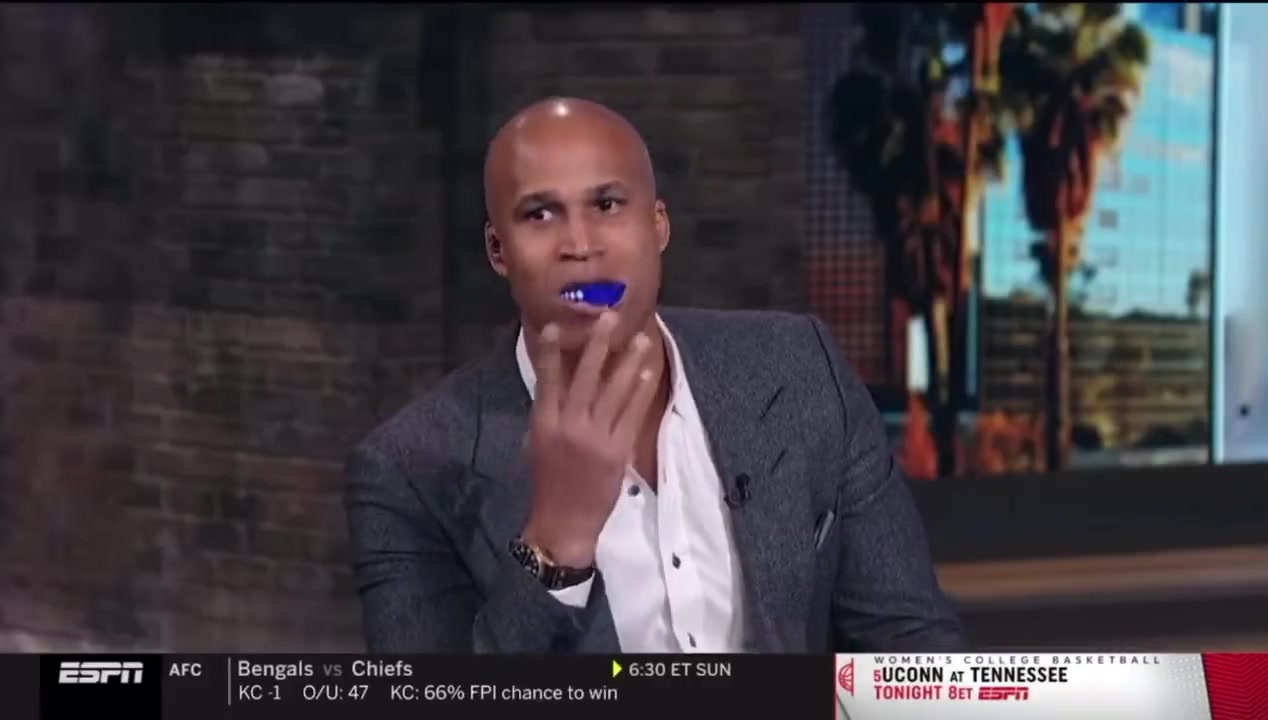太损了！杰弗森在ESPN演播室模仿库里扔牙套，将其扔向女主持人！