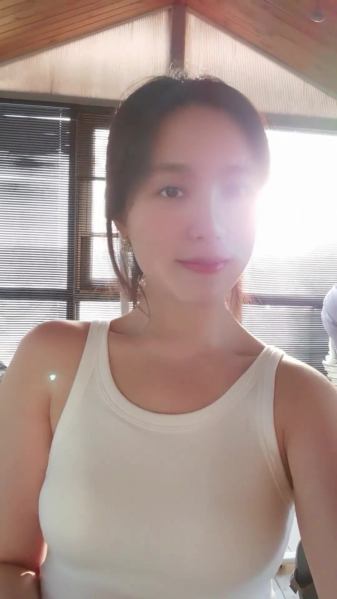 同曦男篮老板娘晒照：宅家健身咯~过个年脸都吃圆了~