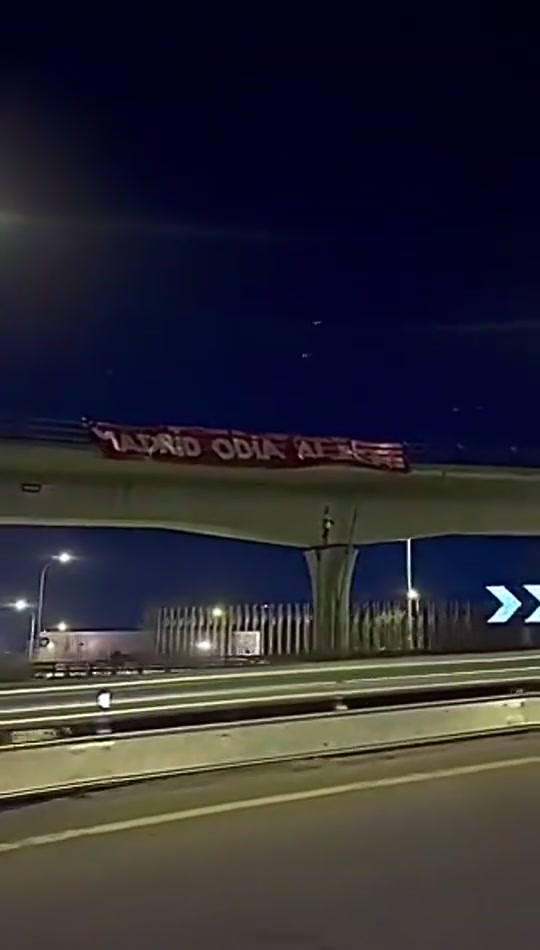 很过分！皇马基地附近桥上出现“吊死”假人，穿维尼修斯球衣！