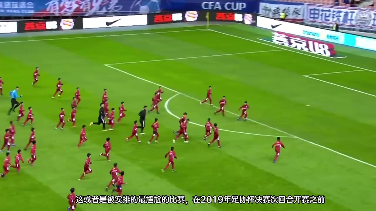 三名中国职业球员挑战60名小学生联队！场面一度很尴尬