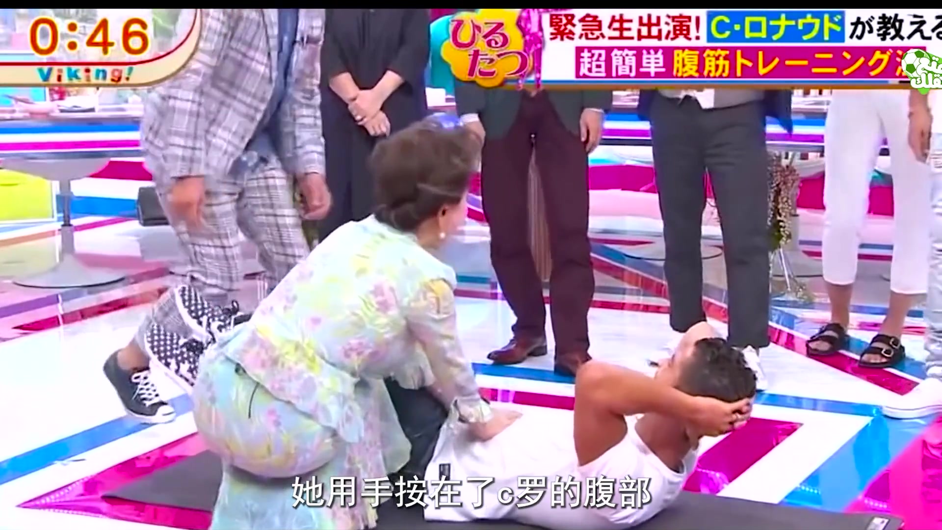C罗在日本某节目中大秀腹肌，女球迷看到不淡定了！