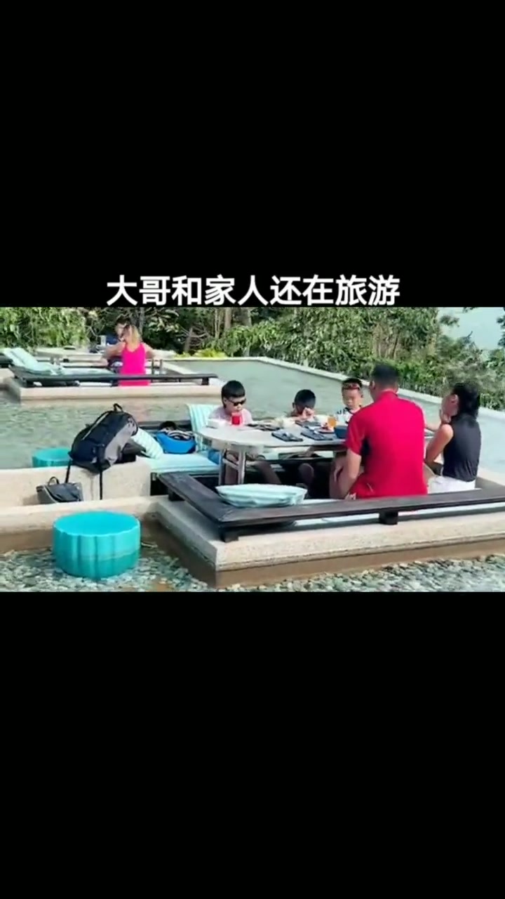 网友拍到易建联带家人在泰国度假