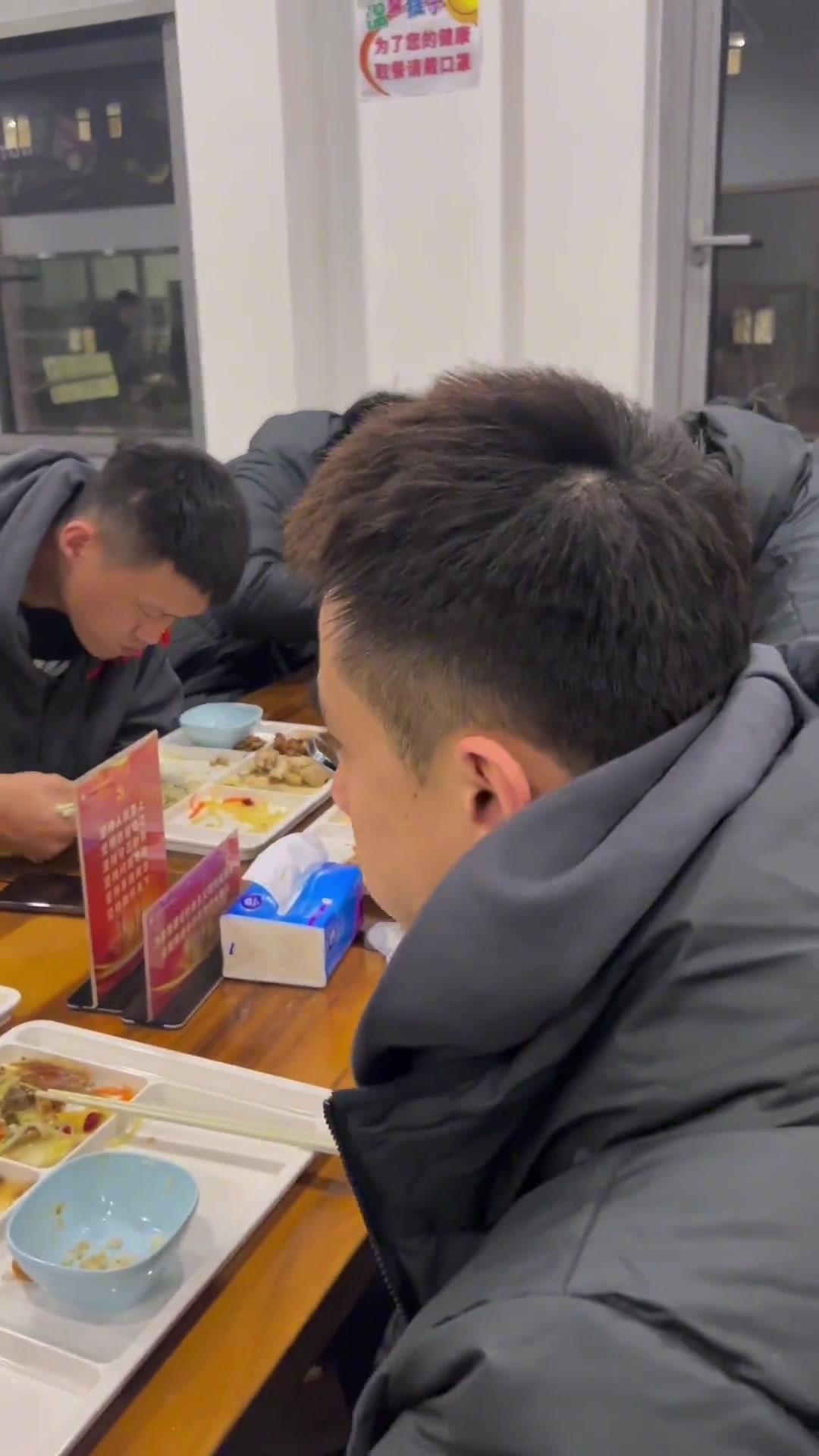 郭艾伦晒视频：春节假期返工第一天被MVP环绕了