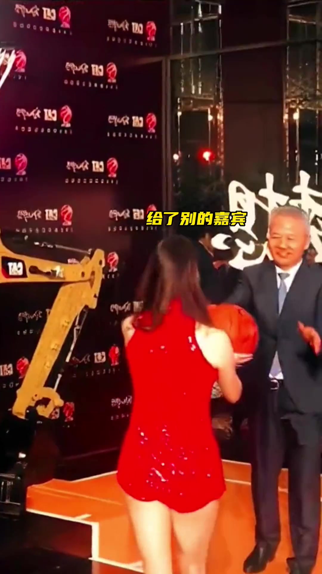 长这么大个没看见？