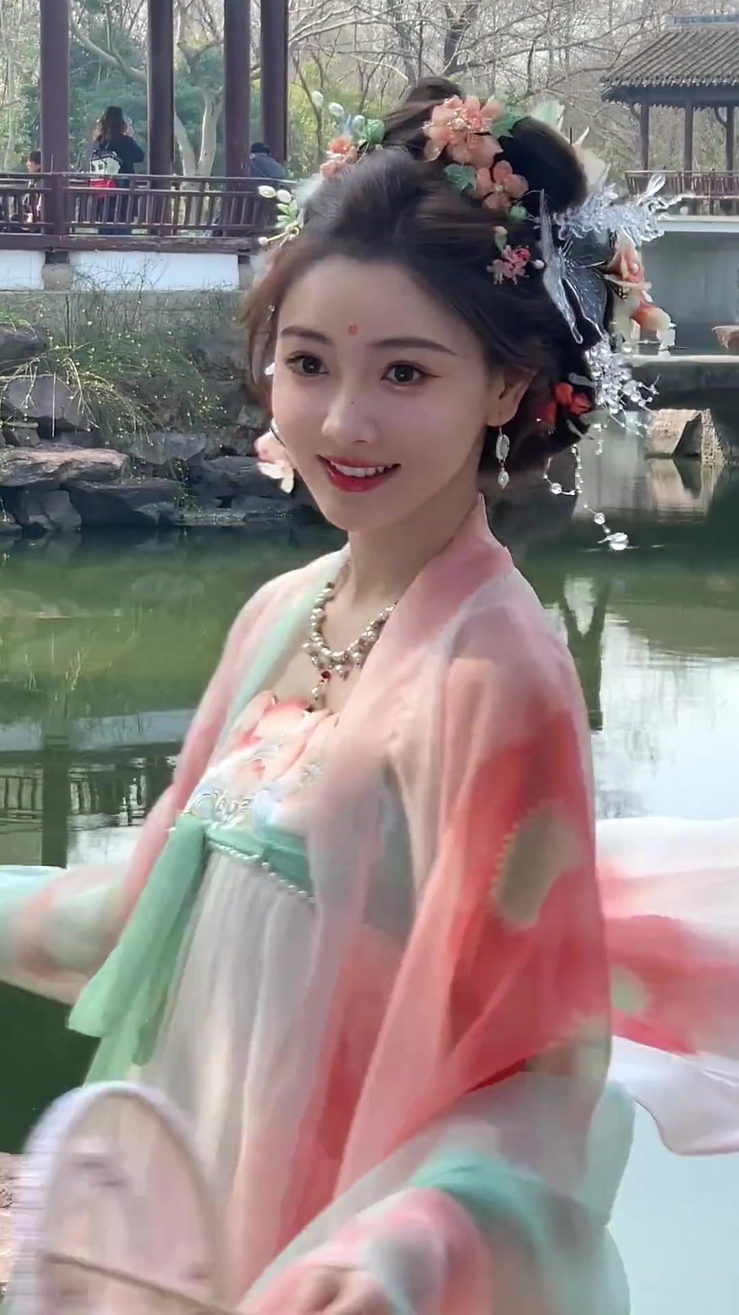 芙蓉花仙子呀！美女主播佳悦晒一袭汉服装宛若花仙子~