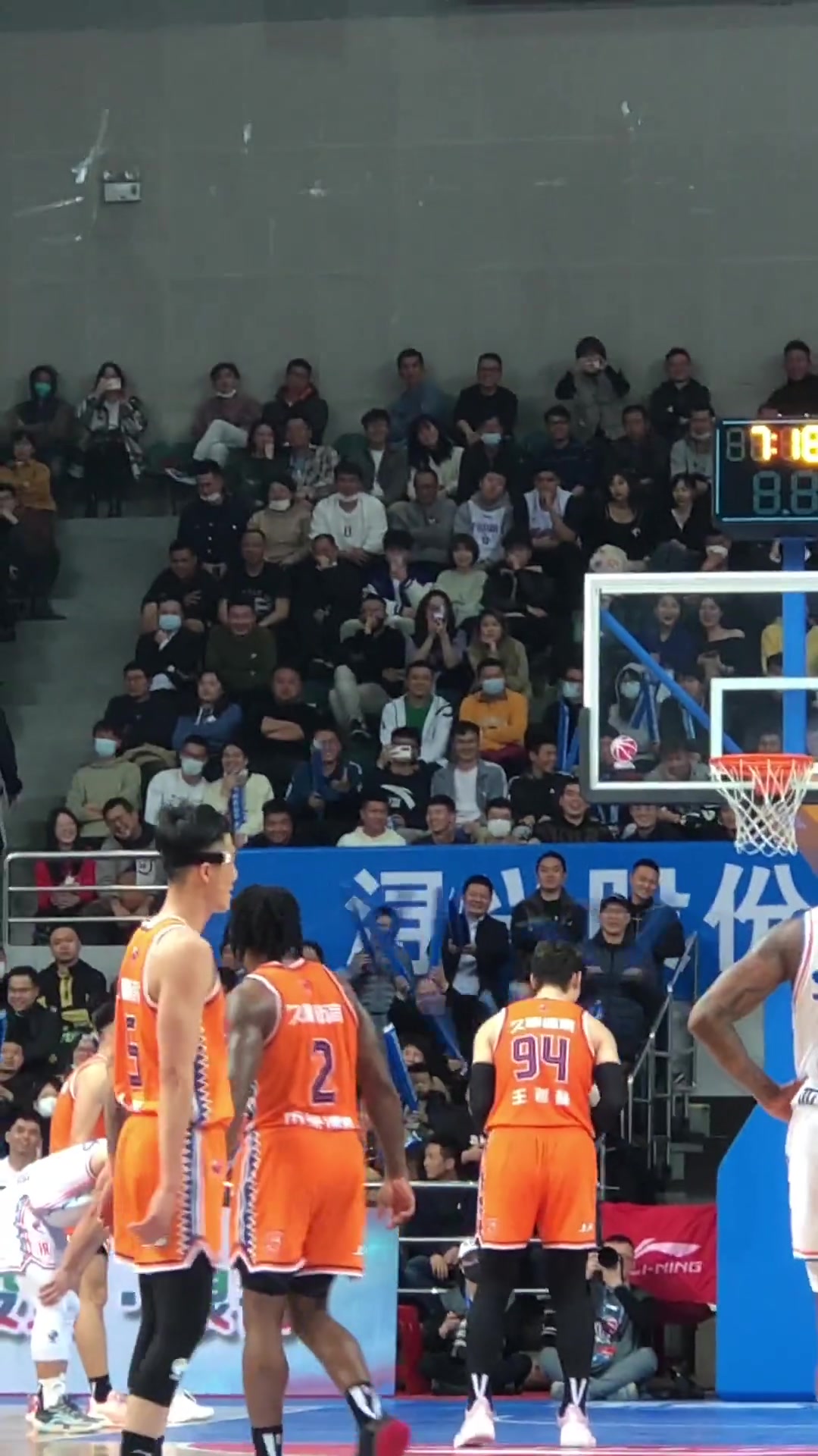 王哲林首次回家 现场球迷大喊自己人自己人！随后大王果然罚丢