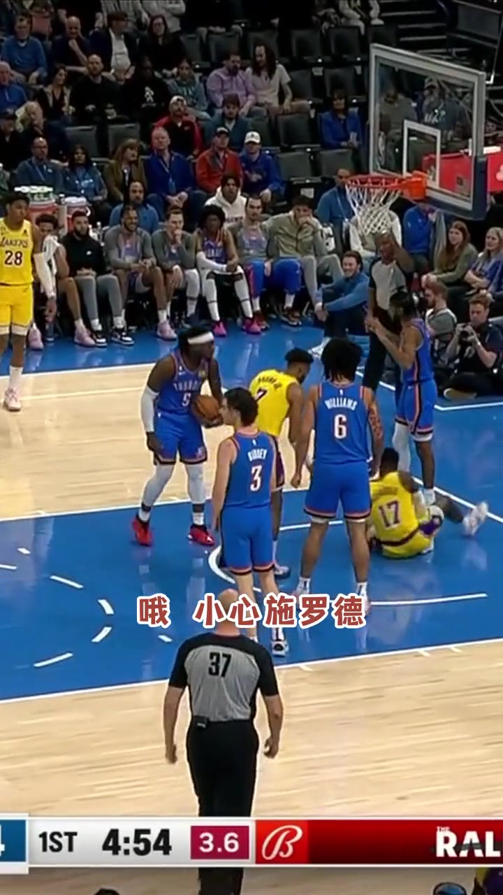 湖人再也伤不起了！施罗德90度严重崴脚，随后仍顽强地回到比赛！