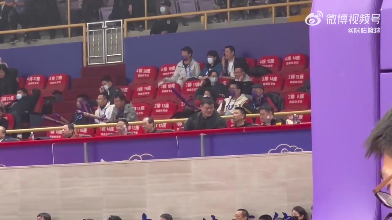 不错哦！姚明现身北控主场看球