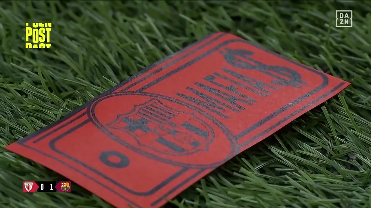 毕巴球迷抗议“裁判门”，抛掷红蓝色“球票”上写着“黑帮$”