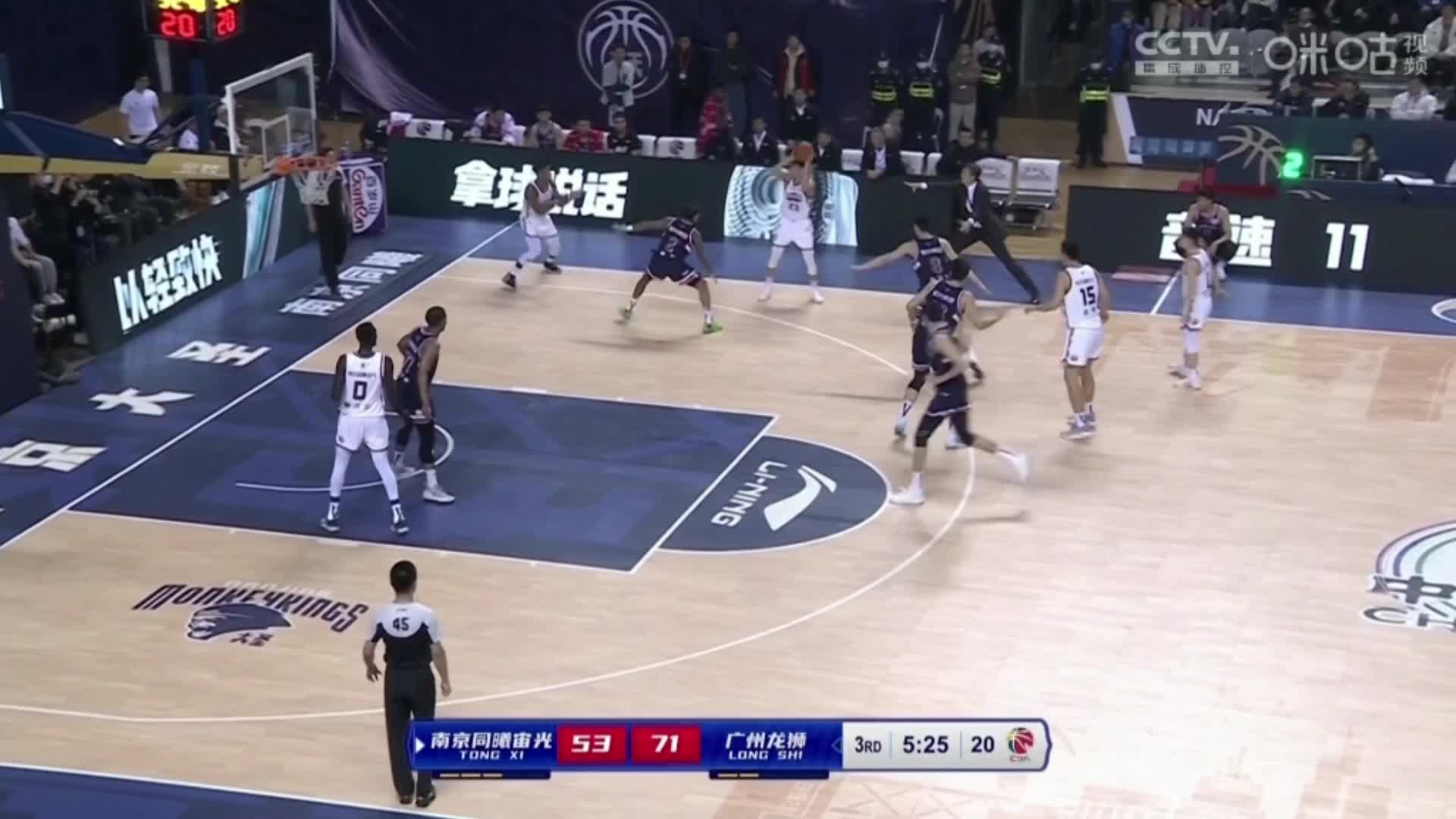这球简直太丝滑了！！林葳转身背运过掉崔永熙，接欧洲步上篮！！