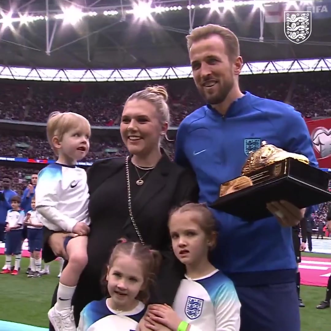 三狮之王！凯恩携妻子和女儿领取英格兰队史射手王金靴！